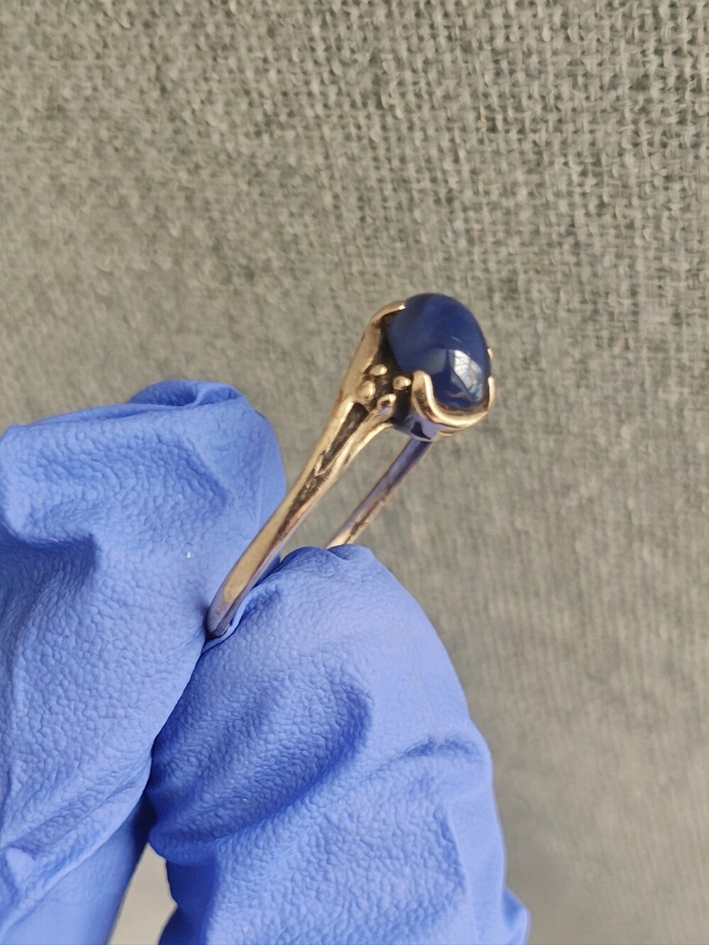 10 Kt Gold Band With Beautiful Blue Star Sapphire Cabochon Stone.